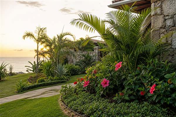 Jardim residencial com plantas tropicais em Maceió